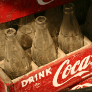 La Coca-cola no solo oculta su receta, sino también la horrible vida de su creador.