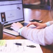 ¿Eres muy inteligente? ¡Mala noticia para tus relaciones amorosas!