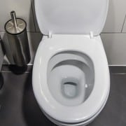 Si se lleva el teléfono cuándo va al baño, entonces no te ama