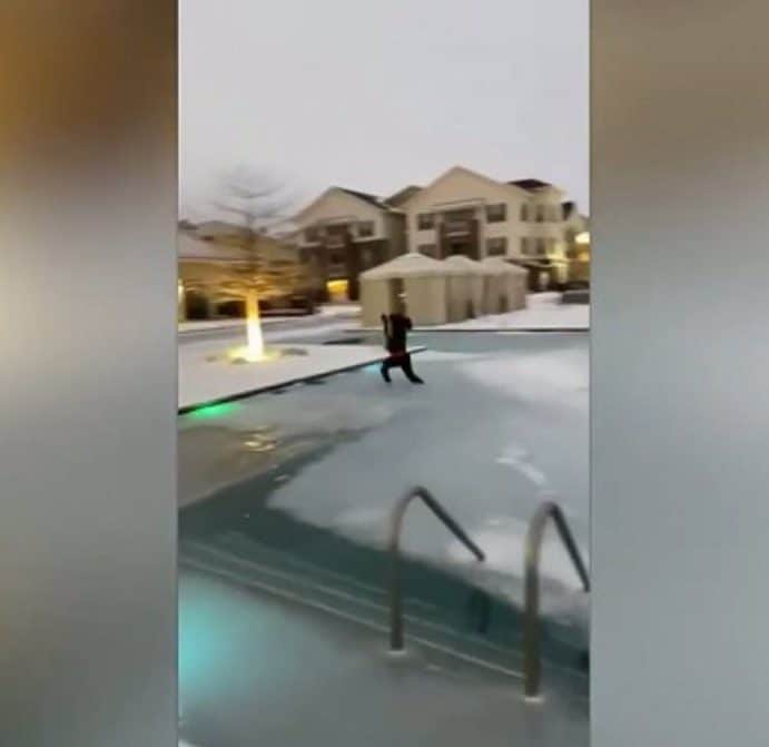 Un joven que intentó cruzar una piscina helada corriendo